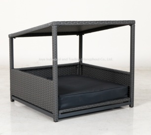 Deluxe Rattan Pet House With Roof