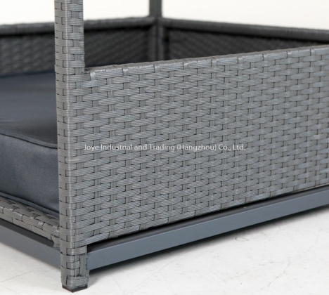 Deluxe Rattan Pet House With Roof