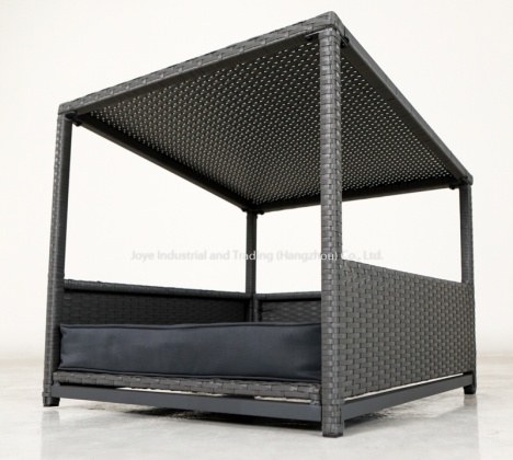 Deluxe Rattan Pet House With Roof