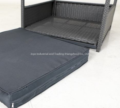 Deluxe Rattan Pet House With Roof