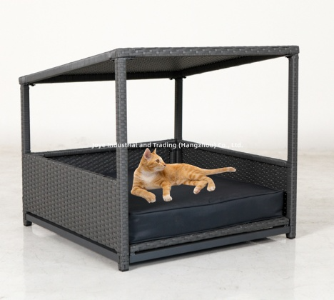 Deluxe Rattan Pet House with Roof