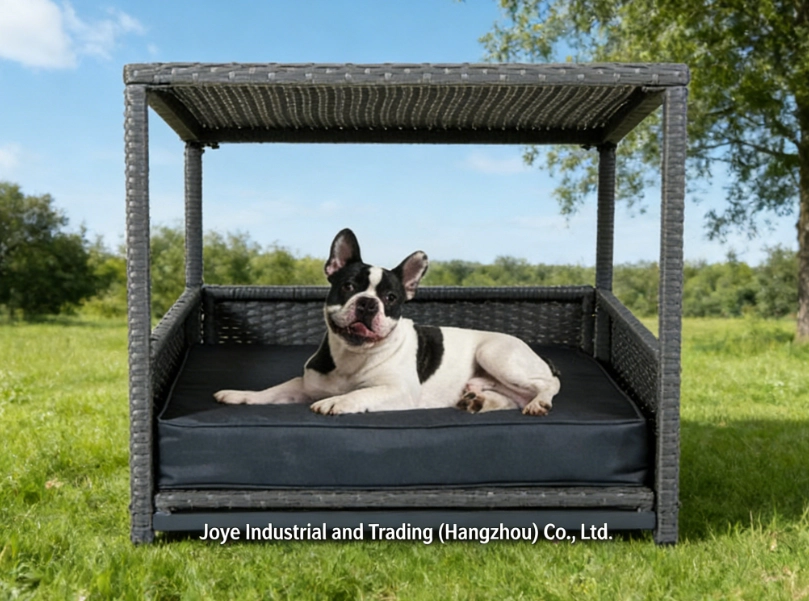 Deluxe Rattan Pet House With Roof